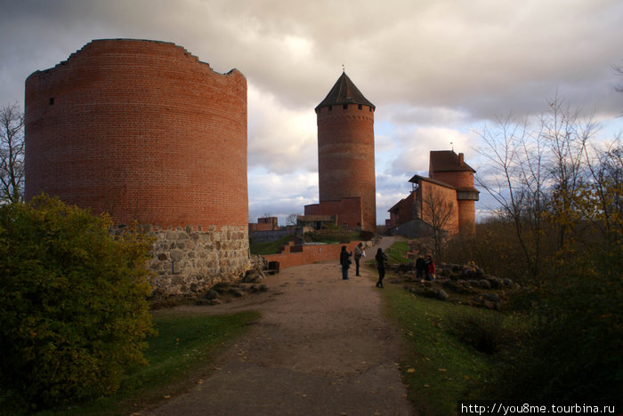 замок на закате Сигулда, Латвия