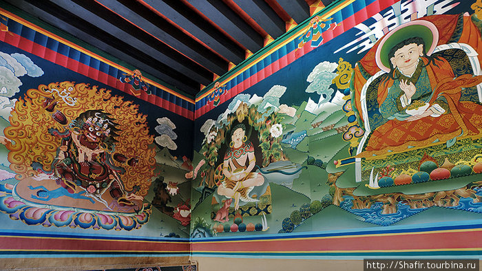 Росписи у одного из ворот крепости. Тхимпху, Бутан