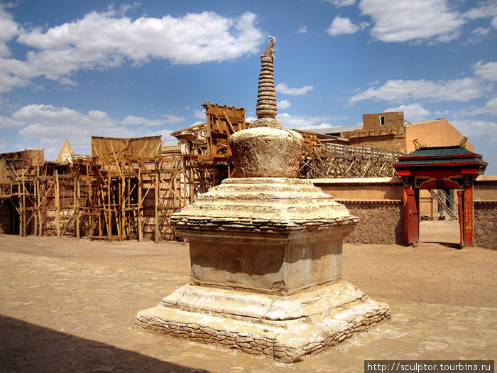 Буддийская ступа из пенопласта. Варзазат, Марокко