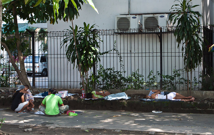 Сиеста — испанцы все таки приучили  — все спят где только можно... Манила, Филиппины