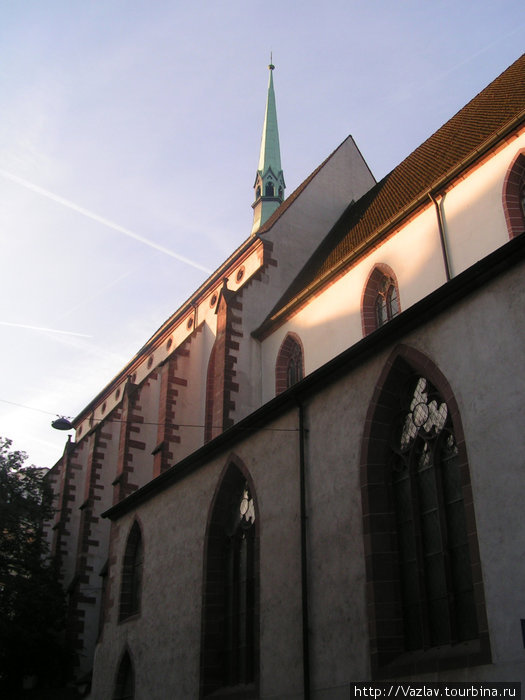 Боковой вид на церковь Базель, Швейцария