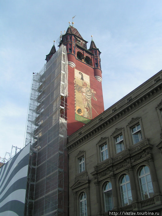 Башня ратуши сейчас на реконструкции Базель, Швейцария