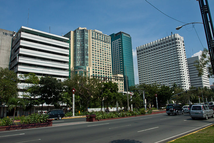 а с другой стороны высятся огромные отели Манила, Филиппины