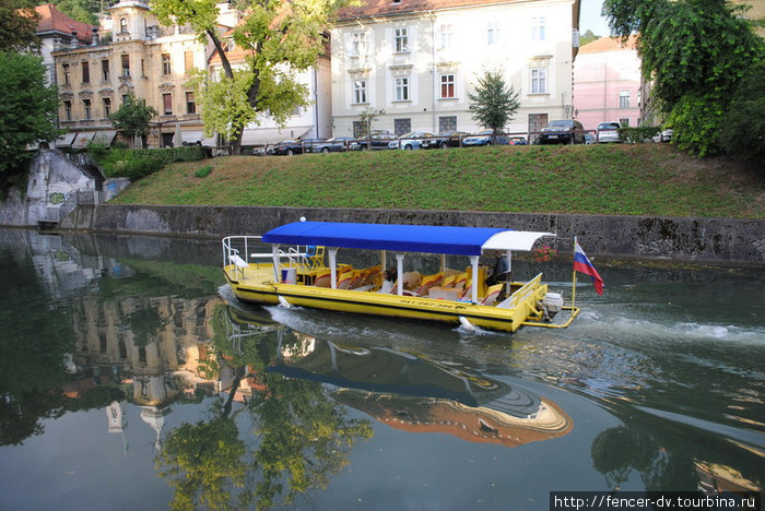 Изредка по реке бегают трамвайчики с туристами Любляна, Словения