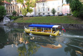 Изредка по реке бегают трамвайчики с туристами