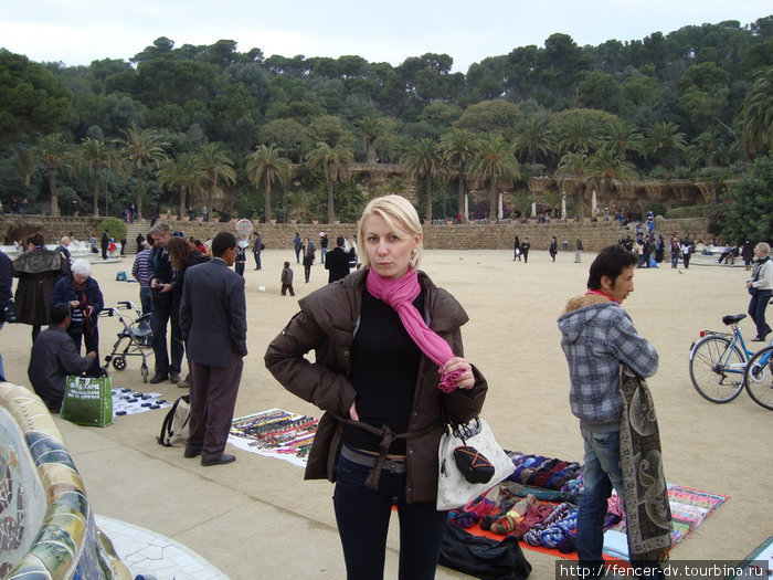 В верхней части парка огромное количество торговцев Барселона, Испания