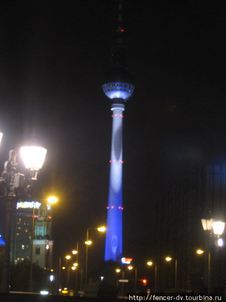 А так башня выглядит холодной осенней ночью Берлин, Германия