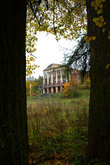Руины дворца и усадебный парк в Ропше.