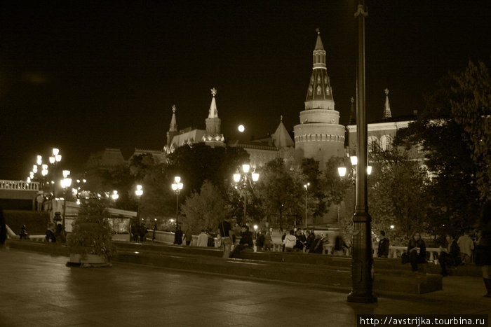луна, затерявшаяся среди подсветки достопримечательностей Москва, Россия