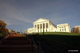 Это Вирджинский Капитолий. Построен в 1788г и является вторым старейшим капитолием в США.