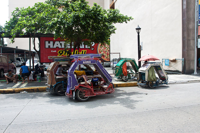 Трициклисты ждут клиентов Манила, Филиппины