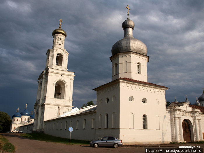 Вход в Свято-Юрьев монастырь Новгородская область, Россия