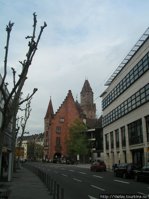 Здание ратуши в перспективе Саарбрюккен, Германия