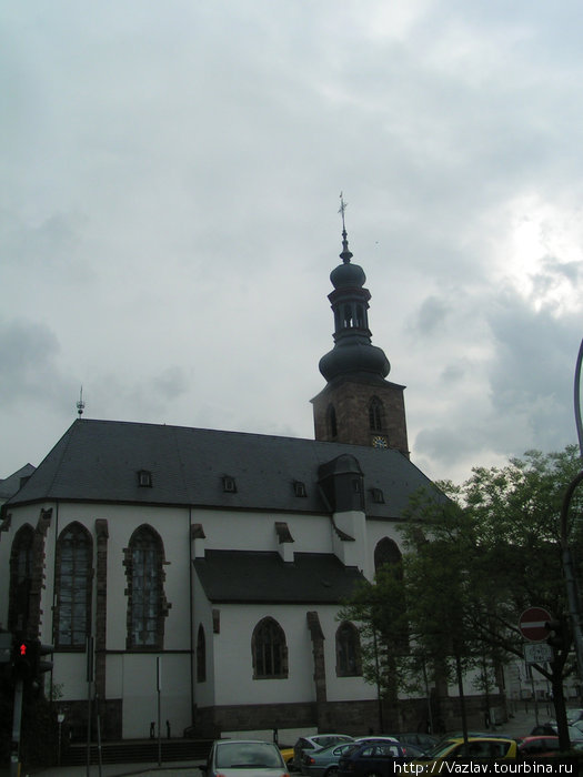 Разница стилей здания и башни очевидна Саарбрюккен, Германия