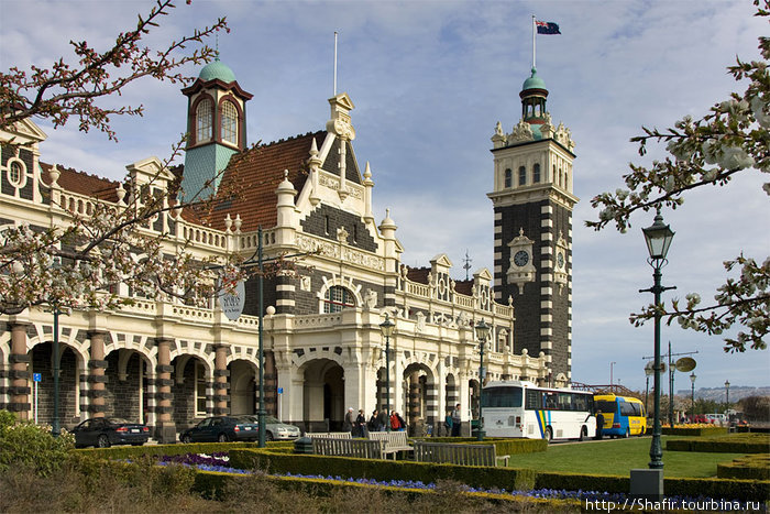 Железнодорожная станция Дунедина — самое фотографируемое здание НЗ, по сути музей — единственный пассажирский поезд возит только туристов. Данидин, Новая Зеландия