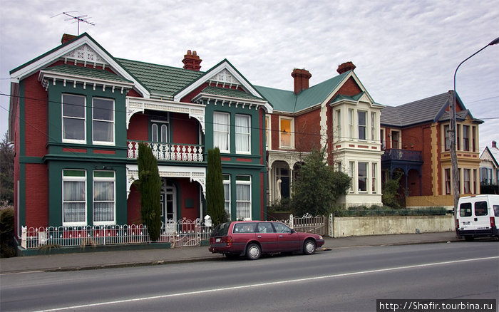 Город в основном состоит из тысяч особняков, обычно украшенных деревянной резьбой, с непременными каминами (в которых сейчас нельзя жечь дрова). Данидин, Новая Зеландия