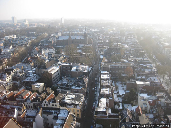 Вид вдоль осевой улицы Старого города Утрехт, Нидерланды