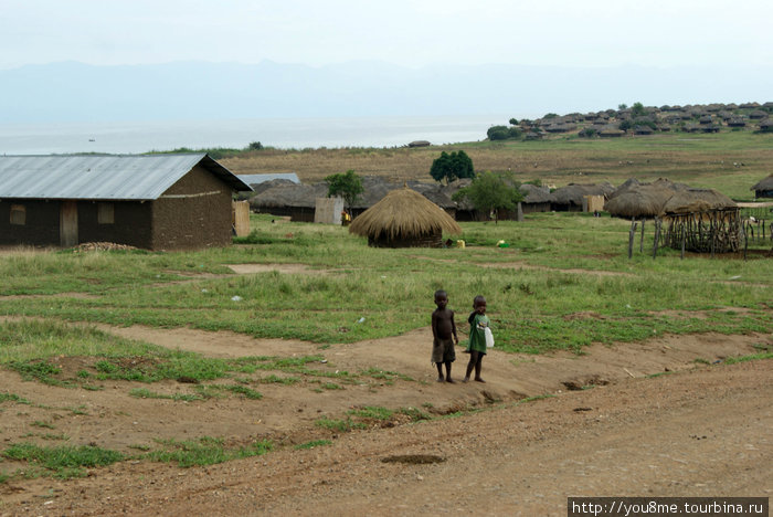 дети у дороги Озеро Альберт, Уганда
