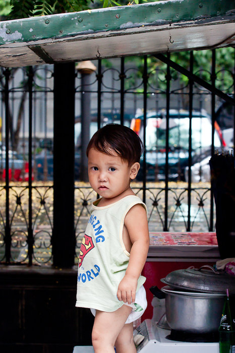 Дети тут везде, вообще очень много детей, этот вот гулял по столу, на котором его мама готовила еду=) Манила, Филиппины
