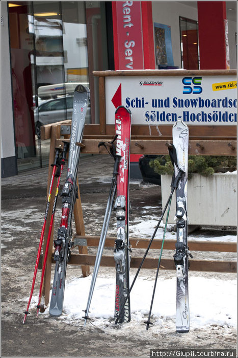 Стоят себе лыжи посреди дороги и никто их, что примечательно, не тырит. Зёльден, Австрия