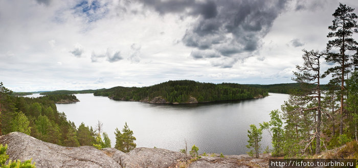 Вид с холма Линнавуори на озеро Сайма. Панорамный снимок. Савонлинна, Финляндия