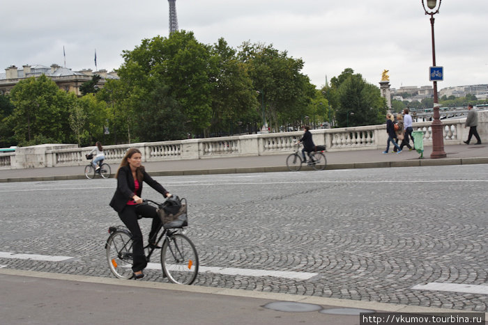 К сожалению, погодные условия не позволили сделать нам достаточного количества фотографий велосипедистов Парижа, но надеюсь, поверите. Париж, Франция