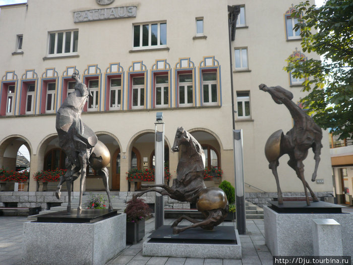 Кони перед Ратушей Вадуц, Лихтенштейн