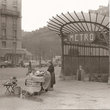 Стеклянный вход. Площадь Нации 1950 год. Постоянная торговка разложила овощи перед открытым стеклянным входом в метро.