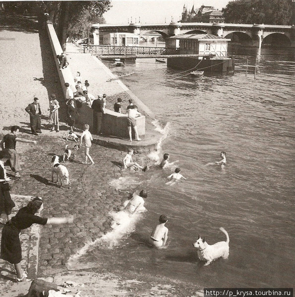 Пляж у Нового Моста. Дети и собаки барахтаются в Сене с наступлением теплых дней 1935-ого. Париж, Франция