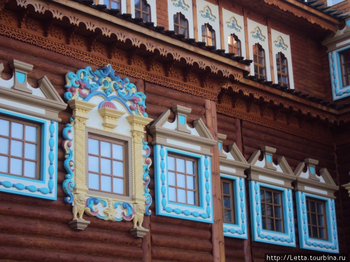 При оформлении коломенского дворца впервые в русском деревянном зодчестве использовались резные наличники и обшивка тесом, имитирующая камень. Москва, Россия
