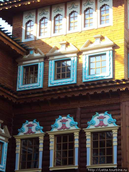 Дворец отличается большой декоративностью: фасады украшены затейливыми наличниками, многоцветными резными деталями, фигурными композициями.