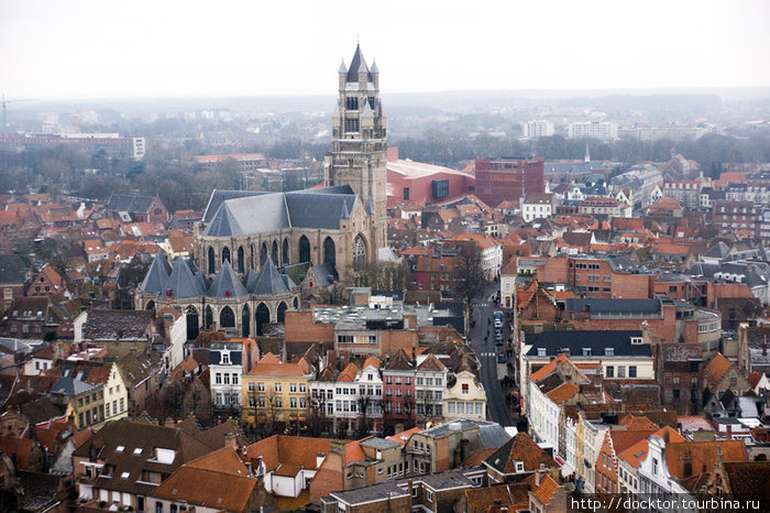 С колокольни открывается вид на как будто игрушечный город Брюгге, Бельгия