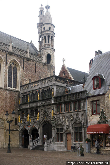 ... и Базилика Святой крови, в которой стоит сосуд с кровью, как считается, Христовой. Брюгге, Бельгия