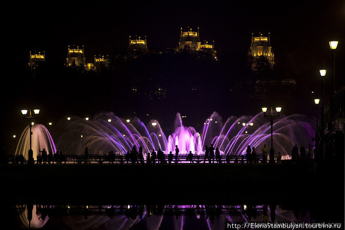 Царицыно ночью. Танцующий фонтан Москва, Россия