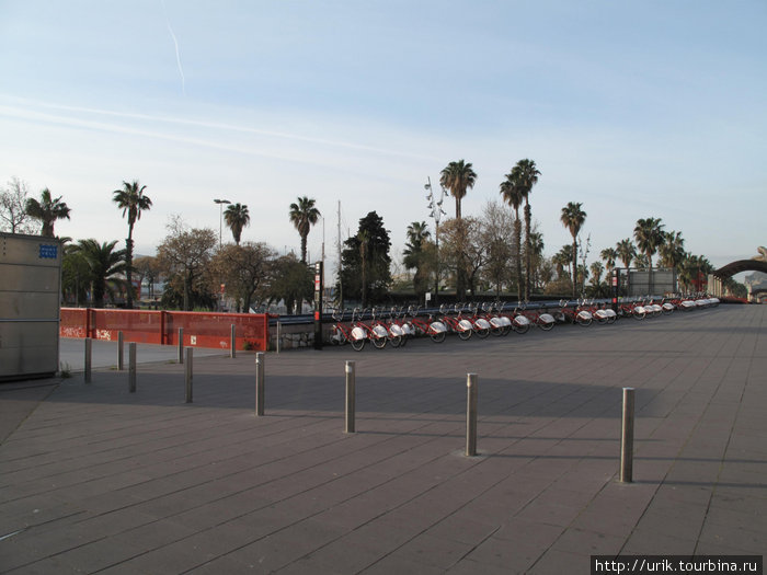 Барселона — парковка велосипедов напрокат — у нас такого не увидишь