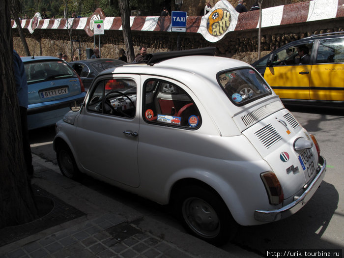 Fiat 500 — ну очень похож на наш горбатый запорожец (кстати видя такой запорожец на улице, я проникаюсь уважением к владельцу)
