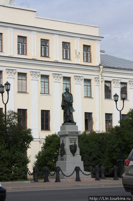 Памятник П.К. Пахтусову (1886 г.) на фоне одного из старейших зданий Кронштадта, Итальянского дворца, построенного в 1717 г. для светлейшего князя А.Д. Меньшикова. Кронштадт, Россия