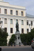 Памятник П.К. Пахтусову (1886 г.) на фоне одного из старейших зданий Кронштадта, Итальянского дворца, построенного в 1717 г. для светлейшего князя А.Д. Меньшикова.