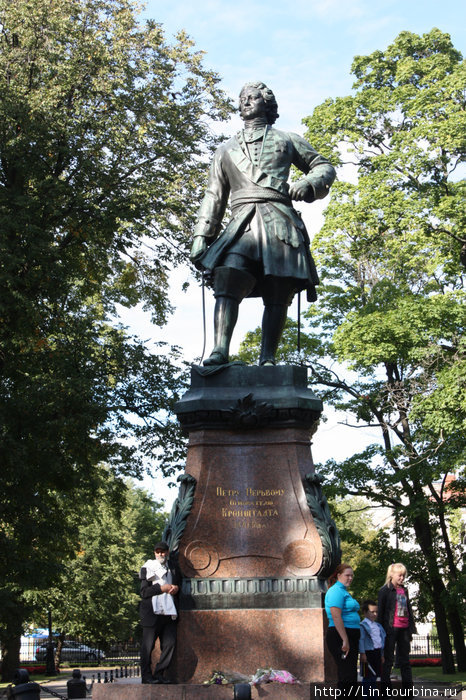 Памятник Петру I в Петровском парке Кронштадт, Россия