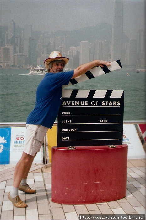 Аллея звезд Гонконгского кино находится на набережной Коулуна в туристическом районе Tsim Sha Tsui. Гонконг