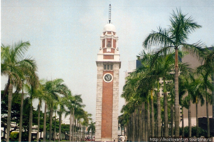 Клок-тауэр (башня железнодорожного вокзала, который был в этом месте до 1974 г. ) — один из главных ориентиров полуострова Коулун. Гонконг