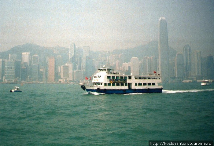 На таком теплоходе можно быстро перебраться с острова Гонконг на полуостров Коулун. Да и дешевле это обойдется, чем поездка в метро под гаванью Виктория. Гонконг