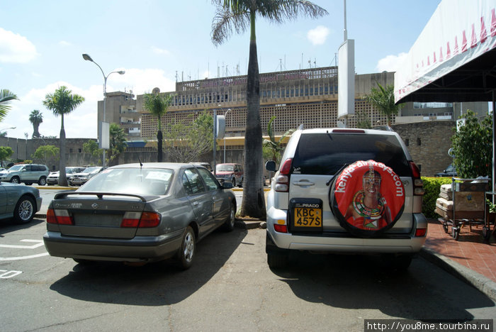 машины в ожидании туристов Найроби, Кения
