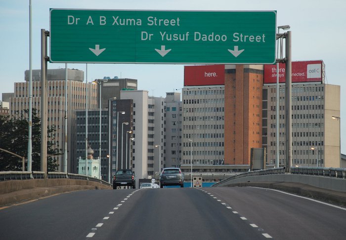 Южно-Африканский город через окно автомобиля