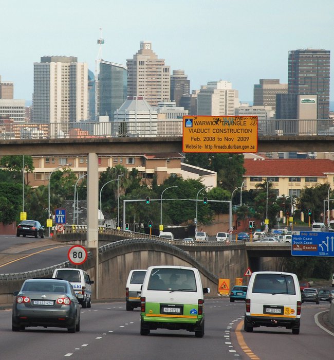 Южно-Африканский город через окно автомобиля Дурбан, ЮАР