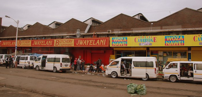 Южно-Африканский город через окно автомобиля Дурбан, ЮАР