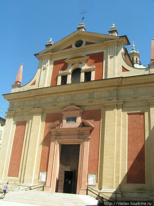 Фасад церкви Реджо-Эмилья, Италия