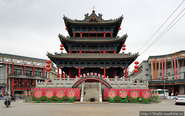 На центральной площади города по традиции находится пагода. Синин, Китай