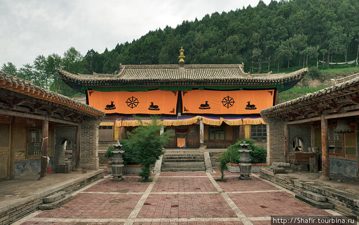 Жилая часть монастыря. Лама монастыря учится в Китае. Синин, Китай