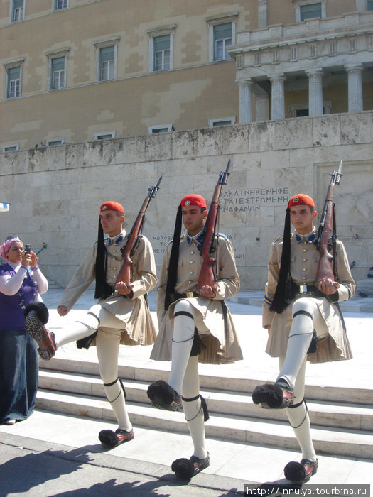 Ыть-ыть. Мужики с серьезными лицами и по-детски наивными помпонами на носах ботинок. Афины, Греция